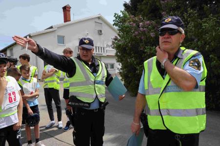 Nakazovanje smeri je pri kolesarjih obvezno s